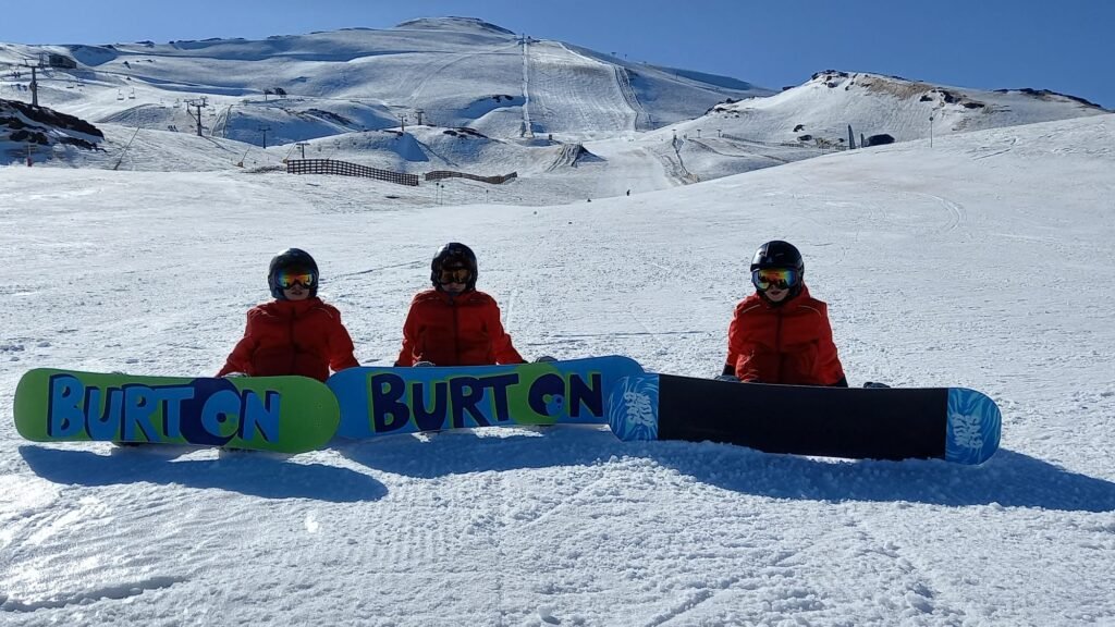 bajar una pista azul - Niños descansando tras practicar snowboard en Las Góndolas Rental & School