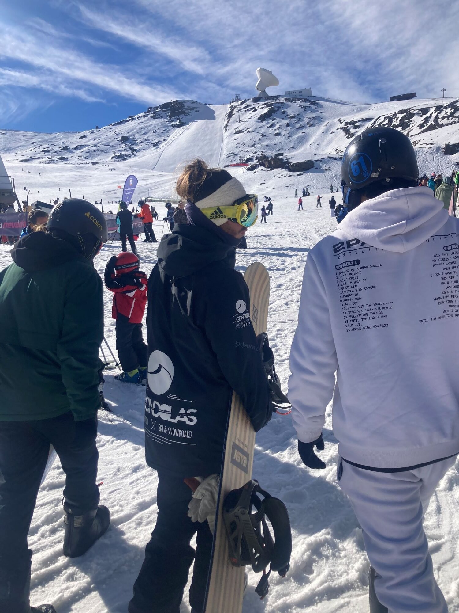Grupo preparándose para una clase de esquí en Las Góndolas Rental & School