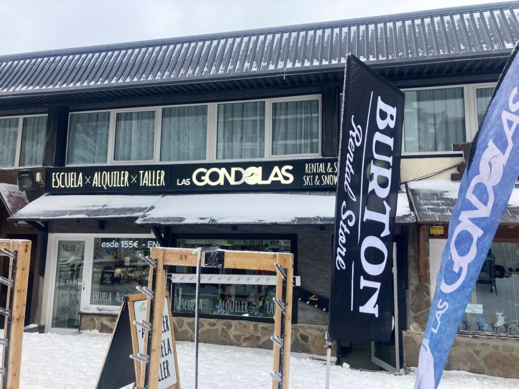 Fachada de la tienda/escuela/taller de Las Góndolas Rental & School - evitar colas en Sierra Nevada