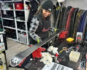 Reparación de esquí en el taller de Las Góndolas Rental & School - Alquiler de esquís - encerar esquís