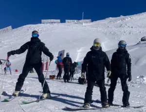 Grupo de personas empezando a esquiar en Las Góndolas Rental & School - Alquiler de esquís - Esquiar en primavera