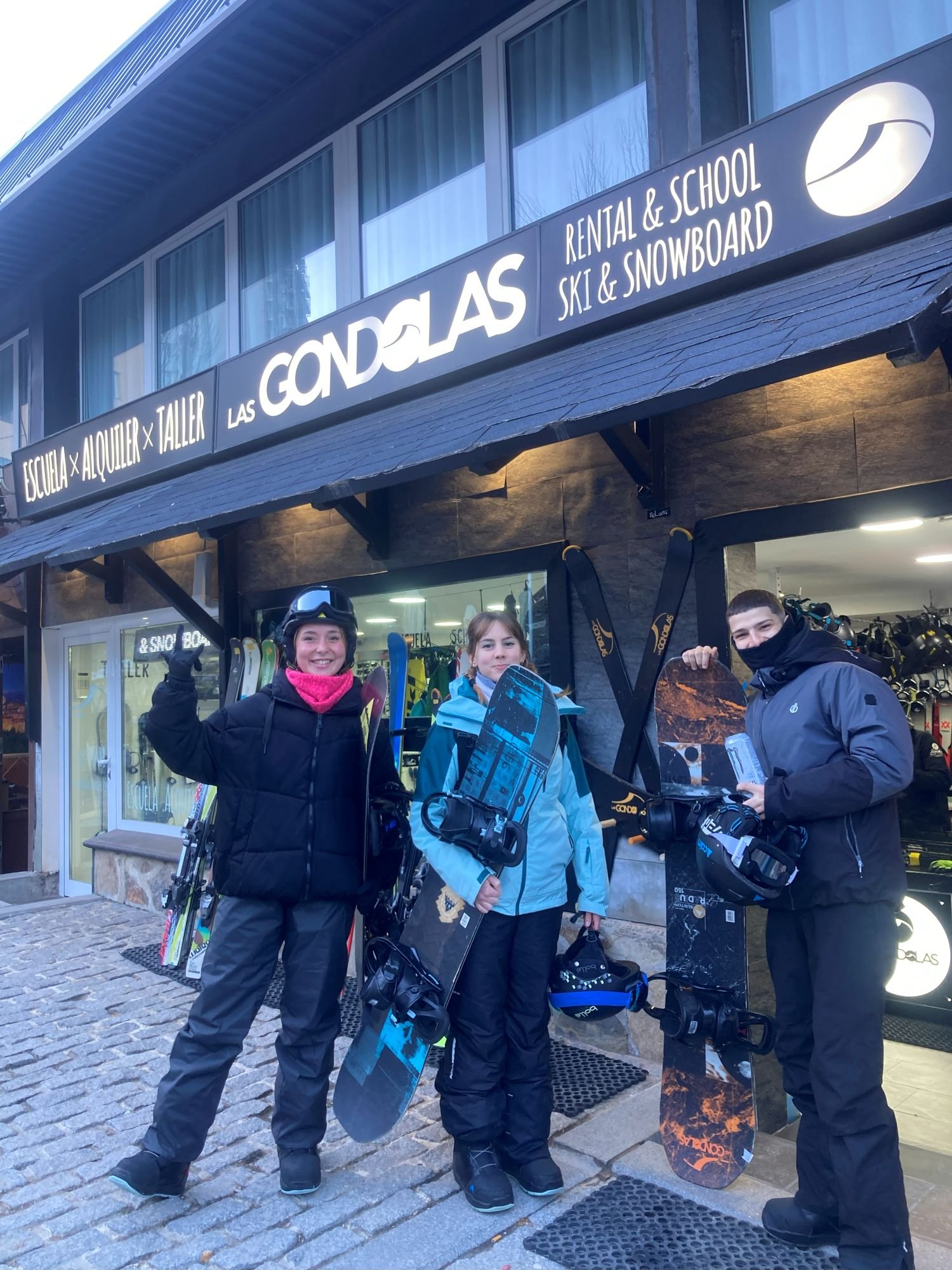 Grupo joven alquilando equipo de esquí y snowboard en Las Góndolas Rental & School