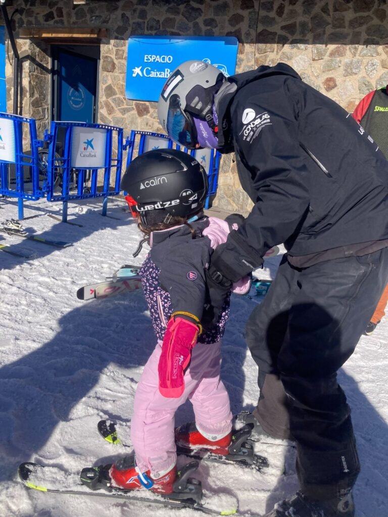 Esquiar con niños en Sierra Nevada - Clase de esquí a niños pequeños en Las Góndolas Rentals & School