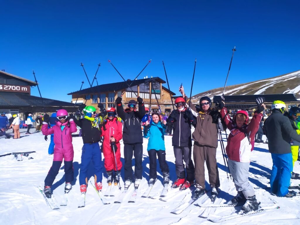 clase particular de esquí - grupo de esquiadores contentos de Las Góndolas Rental & School - Alquiler de esquís