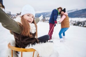 Niña jugando en la nieve