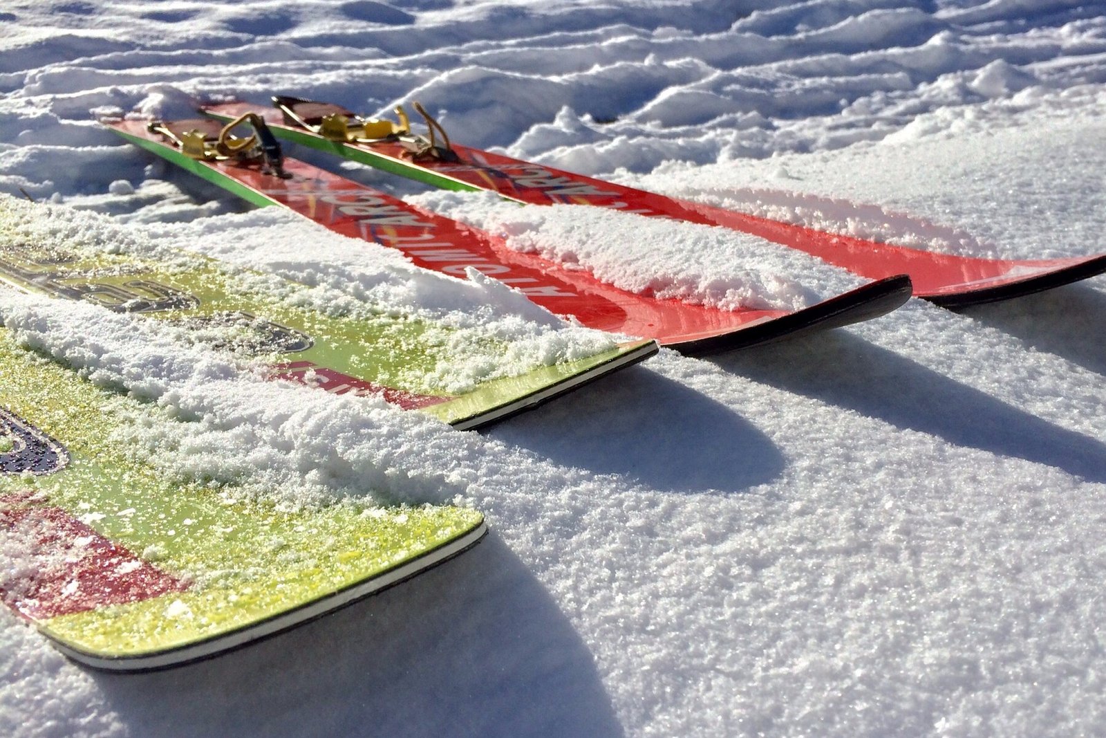 Esquís en la nieve